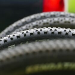 Comment changer un pneu de vélo sans outils spéciaux ?